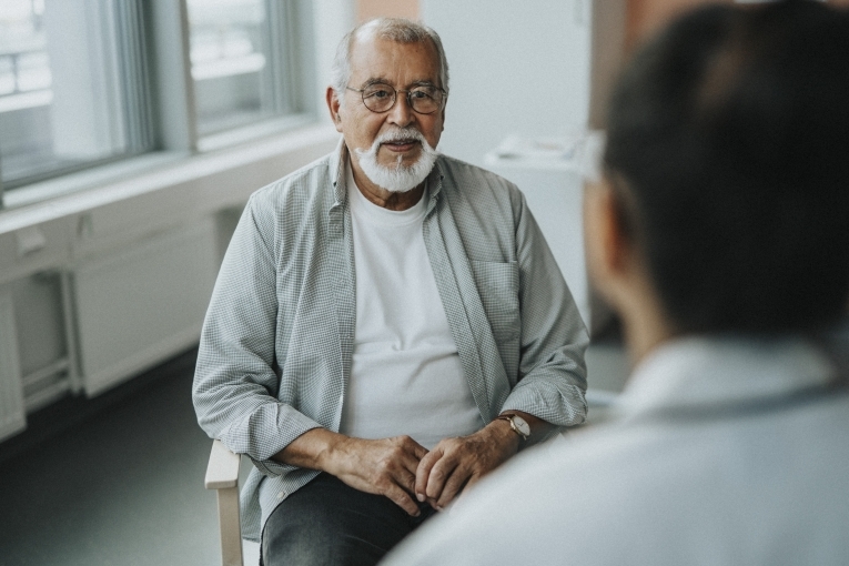 Personne âgée chez le médecin